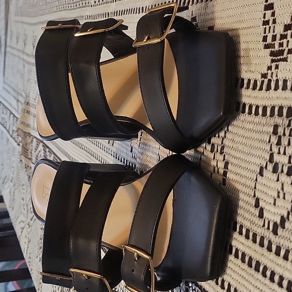 Black Heels - Picture 1 of 4
